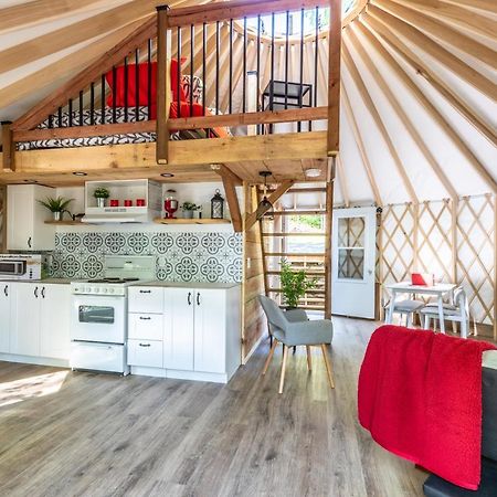 Yourtes Glamping Du Poisson Blanc Notre-Dame-du-Laus ภายนอก รูปภาพ