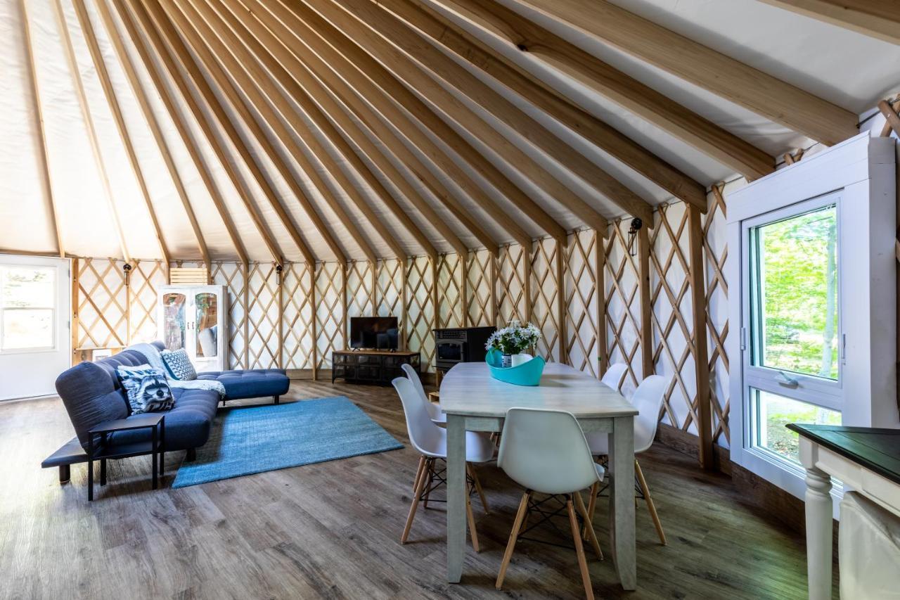 Yourtes Glamping Du Poisson Blanc Notre-Dame-du-Laus ภายนอก รูปภาพ