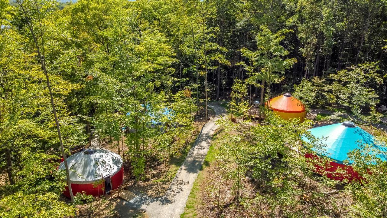 Yourtes Glamping Du Poisson Blanc Notre-Dame-du-Laus ภายนอก รูปภาพ