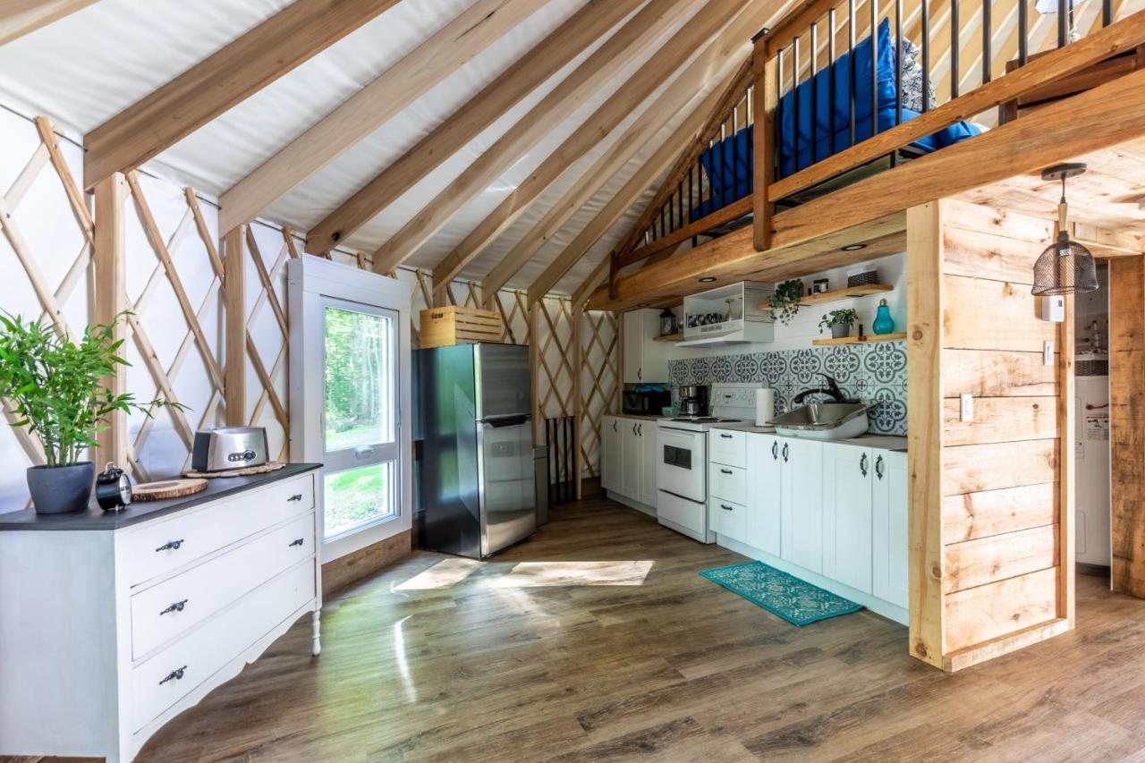 Yourtes Glamping Du Poisson Blanc Notre-Dame-du-Laus ภายนอก รูปภาพ