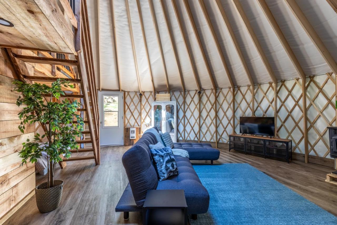 Yourtes Glamping Du Poisson Blanc Notre-Dame-du-Laus ภายนอก รูปภาพ