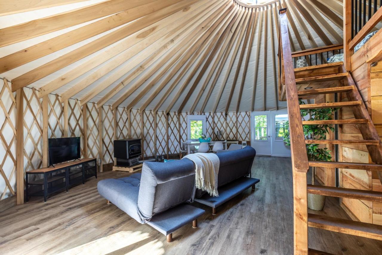 Yourtes Glamping Du Poisson Blanc Notre-Dame-du-Laus ภายนอก รูปภาพ